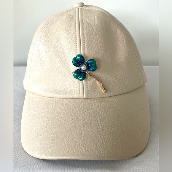 Wyeth by Todd Magill NWOT Faux Leather Cap Clover enamel/rhinestone brooch 25”